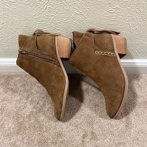 American Eagle Outfitters Womens Suede booties Size 9